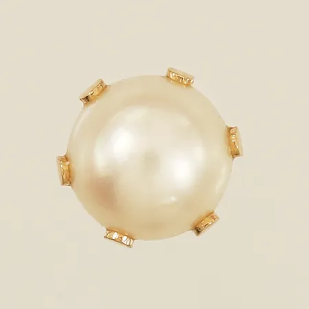 Ett udda örhänge med pärla Ø6,4mm 14K Vikt: 0,8 g