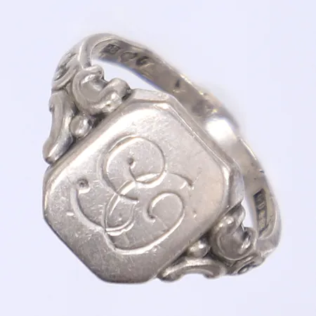 Ring stl: 17½ bredd 2-13mm gravyr silver 830/1000 Vikt: 4,2 g