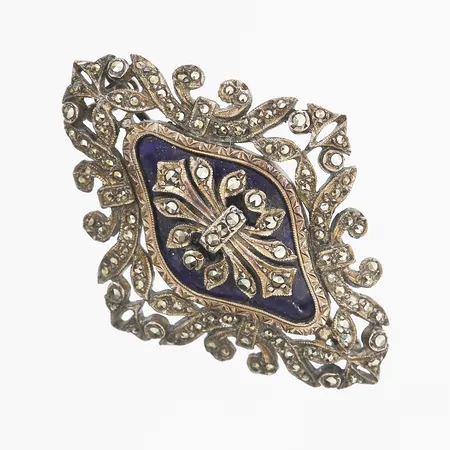 Brosch med emalj och markasiter längd 46mm, bredd 33mm, mittdel något lös, silver 835/1000 Vikt: 11,3 g