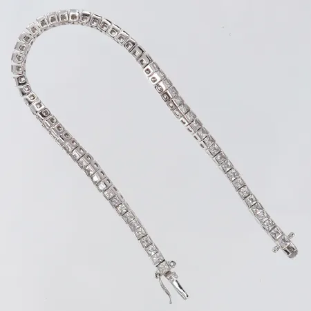 Armband vita stenar längd 17,5cm bredd 4mm, en låsåtta saknas silver 925/1000 Vikt: 13,3 g