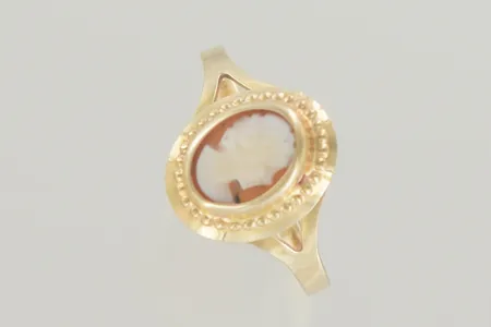 Ring med camé stl:16½ höjd 11 mm, lite ojämn 18K  Vikt: 1,2 g
