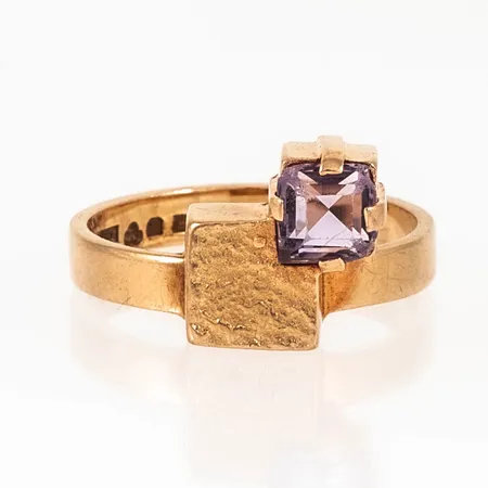 Ring Engelbert med lila sten stl:17¼ bredd 3-10,5mm, naggade fasetter, skadade hörn, 18K 4,4g. 