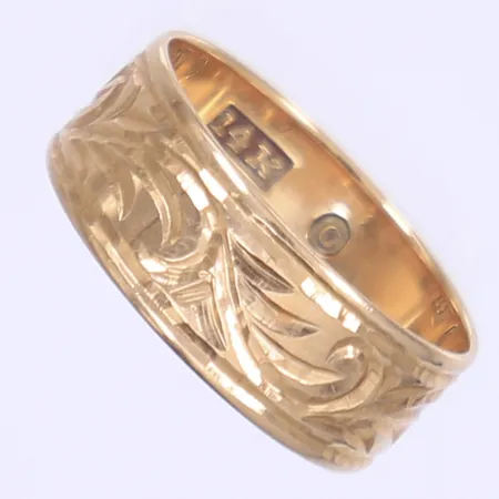 Ring med dekor stl: 18¼ bredd 6mm gravyr 14K  Vikt: 3,4 g