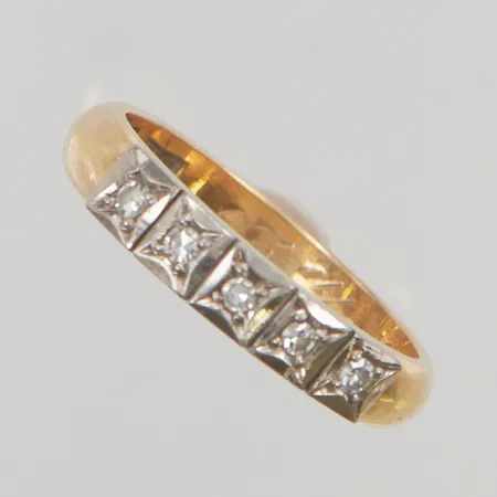 Ring med diamanter 5x ca 0,02ct stl:17¾ bredd 4mm gravyr 18K 4,9g.