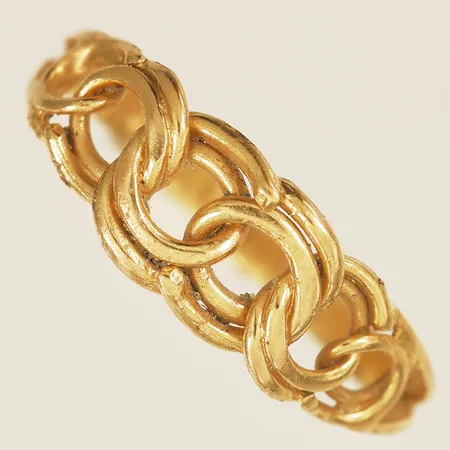 Ring Bismarck stl:17½ bredd 2,2-7mm, något skev 18K Vikt: 2,5 g