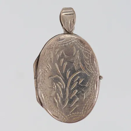 Medaljong med dekor 33,5x20mm ink ögla Silver 925/1000.  Vikt: 5,1 g