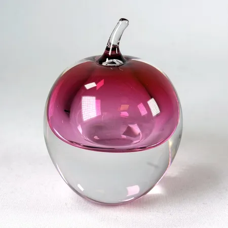 Glasskulptur Hannelore Dreutler Studioglashyttan i Åhus i form av äpple, underfång i rosa, signerat och daterat 2014 smärre repor undertill höjd 8cm