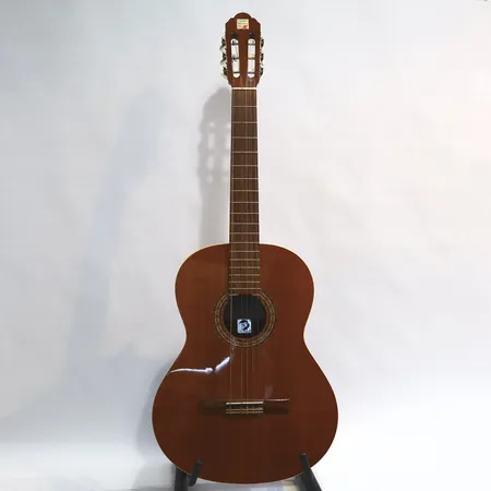 Akustisk gitarr Alhambra 1C- Cedro,  snr:23046255, 1 sträng saknas, bleka partier på bakkropp, stämapparat Thoman CTG-10 tuner, ej funktionstestad och mjukt fodral medföljer Skickas med Bussgods eller PostNord