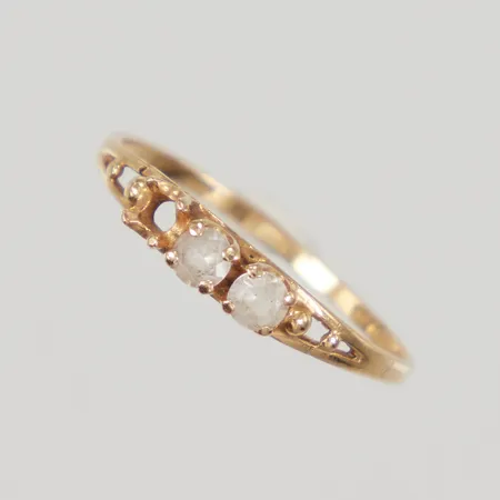 Ring med vita stenar stl:17½, bredd 3,2mm, en sten saknas, skev skena 18K Vikt: 1,3 g