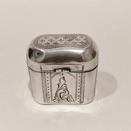 Dosa med mönsterdekor längd 39mm bredd 24mm höjd 36mm brittiska stämplar, mindre bucklor på locket silver  Vikt: 22,1 g