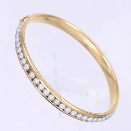 Stelt armband med imitationspärlor Ø56mm, öppningsbart, bruksslitage, svenska stämplar, 18K Bruttovikt: 11,1g Vikt: 11,1 g