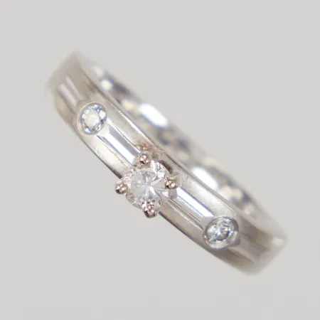 Ring med diamant 1x ca 0,16ct, 2x ca 0,04ct, stl 17¼, bredd 2,6-3,8mm, vitguld, 14K Vikt: 4 g