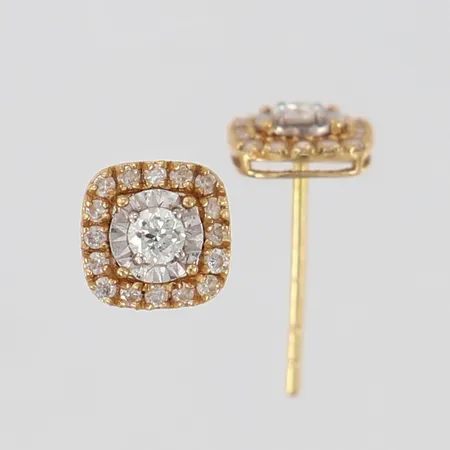 Ett par örhängen med diamanter 2 x 0,03ct 32 x ca 0,0025ct 5,8x5,8mm saknar snurrebussar 18K.  Vikt: 0,5 g
