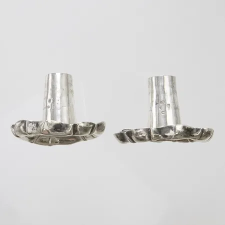 2 Manschetter till ljusstake, 830/1000 silver Vikt: 35,3g.