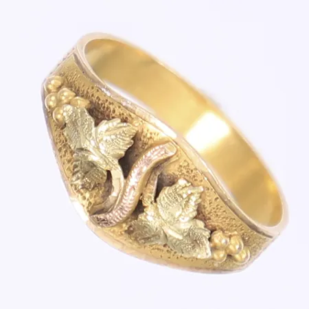 Ring med dekor stl: 17½ bredd 3-9mm 14K Vikt: 3 g