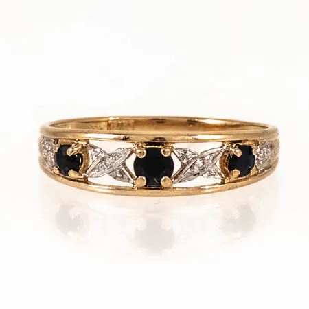 Ring Guldfynd med tre blå safirer och 2 x ca 0,005ct 8/8-slipade diamanter stl:16¼ bredd 1,4-5mm, 18K 1,4g. 