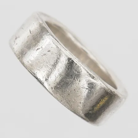 Ring stl:16½, bredd 8mm, ostämplat silver Vikt: 11,6 g
