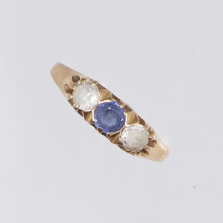 Ring med stenar, stl:17, bredd 1-4mm, gravyr, 18K Vikt: 2 g