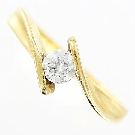 Ring med vit sten Guldfynd stl:15, bredd 1,5-6mm, sten något lös i fattning, något skev skena, 18K.  Vikt: 1,4 g