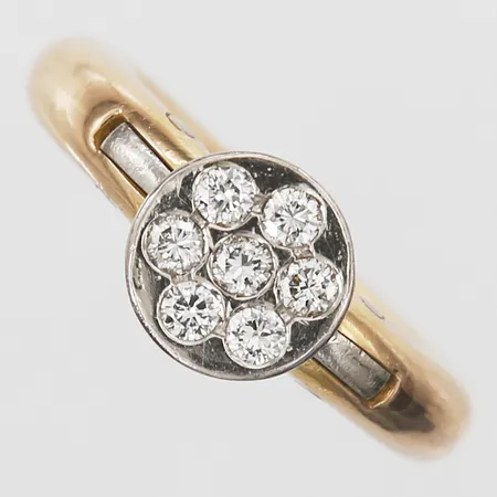 Ring av Glenn Roll med briljantslipade diamanter 7 x ca 0,07ct, kvalitet ca TW(F-G)/VS, stl: 17¼, tillverkad i Trosa år 2011, 18K guld samt vitguld Vikt: 23,6 g