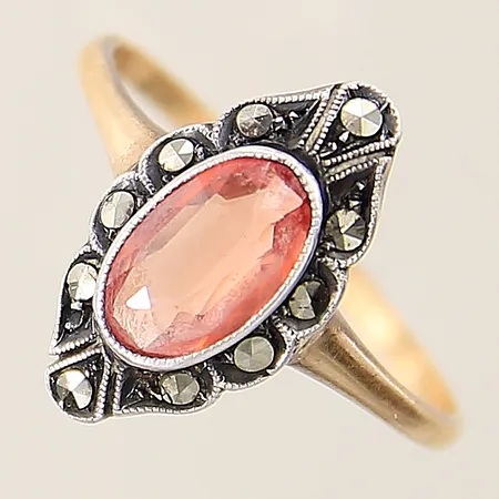 Ring med syntetisk orangeröd safir samt markasiter stl 18¼ bredd 1,5-16mm silverfattning svensk importstämpel 18K  Vikt: 2,5 g
