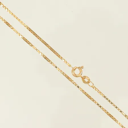 Halskedja Venezia längd ca 51cm, bredd 1,5mm, vridna länkdelar, 18K, 5,4g Vikt: 5,4 g