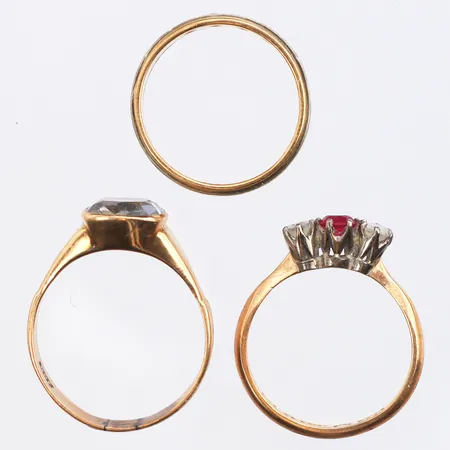 Tre ringar med stenar, defekter/gravyrer, 18K Vikt: 11,8 g