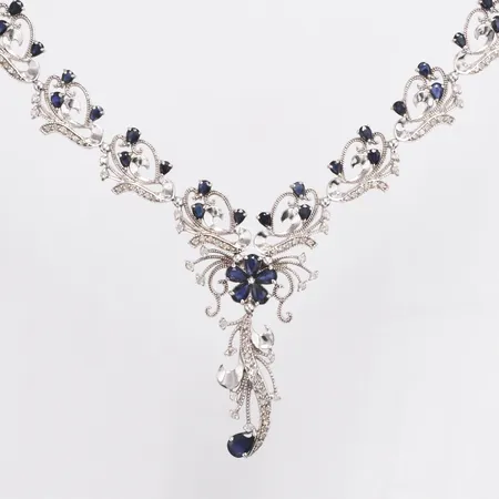 Collier med safirer och diamanter, längd 42cm, bredd ca 6,5-48,5mm, diamanter 29 x ca 0,02ct, 68 x ca 0,01ct, slitage på flertal diamanter, lagning på en länk, vitguld, 18K Vikt: 37,9g Vikt: 37,9 g