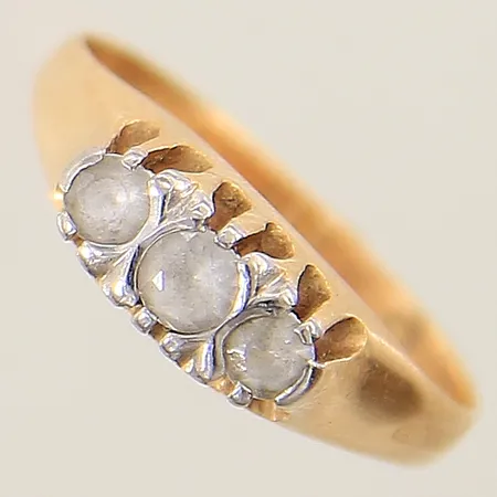 Ring med vita stenar stl:17¼ bredd 2,5-5,7mm, nagg, 18K Vikt: 3,6 g
