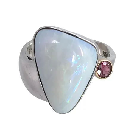 Ring silver 925/1000 syntetisk Opal, röd sten, stl:19,0 mm, bredd 4,5-18,5 mm, stenar utan anmärkning Vikt: 7,3 g