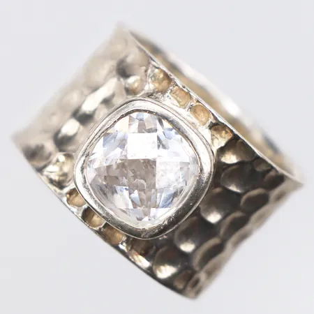 Ring med vit sten Stl:16½, bredd: 12,7mm, Guldfynd, 925/1000 silver Vikt: 7,6 g