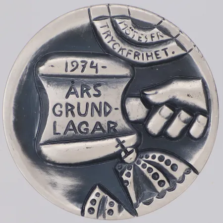 Minnesmedalj Författningsreformen 1974, Ø40mm, nr 353/1000, certifikat, etui, silver 925/1000  Vikt: 46,5 g