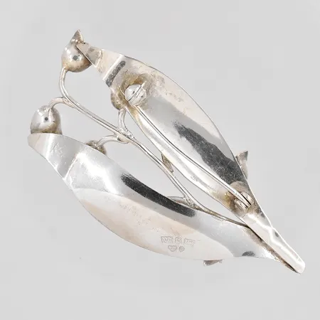 Brosch med blommotiv längd 65mm, bredd 31mm, silver. Vikt: 11,7 g