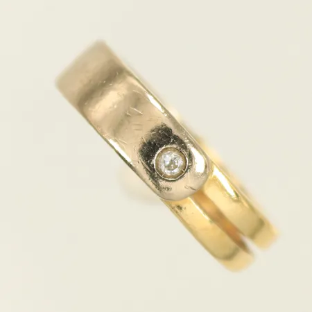 Ring tvåfärgad med vit sten stl 17¼, bredd 5mm, repig, 18K, 7,3g Vikt: 7,3 g