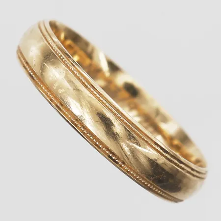 Ring med mönster stl:21¾, bredd 5mm, gravyr, 18K Vikt: 6 g