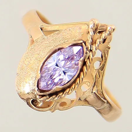 Ring med lila sten samt genombruten dekor stl:17¾ bredd 2,4-15mm, ostämplad 18K Vikt: 2,1 g