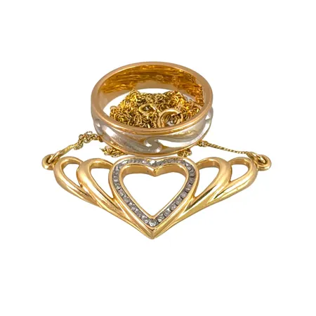 Diverse smycken, 18K guld, collier med lagningar, graverad ring Vikt: 7,3 g