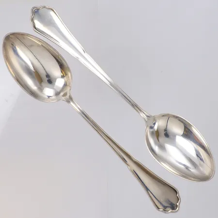 Två skedar längd 21,5cm, importstämplade, 830/1000 silver Vikt: 134,8 g