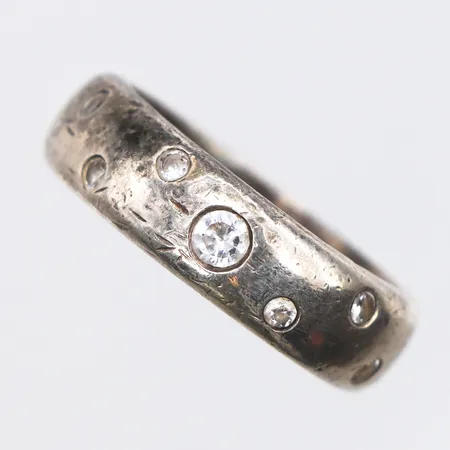 Ring med vita stenar Stl:16¾, bredd: 6,1mm, 925/1000 silver Vikt: 5,8 g