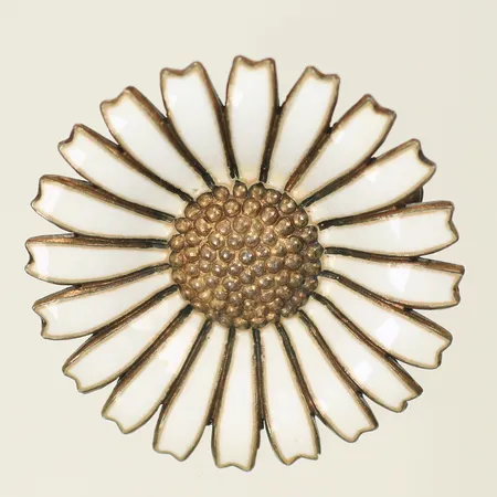 Brosch Daisy Georg Jensen, design Anton Michelsen, Ø32mm, förgyllt silver 925/1000-delar, 9,7g Vikt: 9,7 g