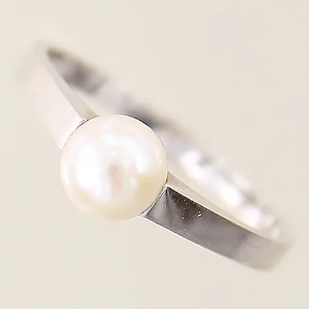 Ring med odlad pärla stl:17¼ bredd:2-6mm vitguld 18K Vikt: 2,8 g