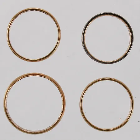 Fyra ringar tre släta en med dekor stl: 16-20 graverade 18K Vikt: 19,7 g
