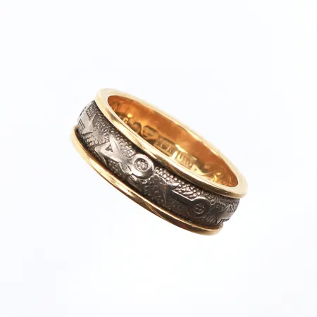 Examensring Stl:18, bredd: 6,6mm, gravyr, 18K Vikt: 9,3 g