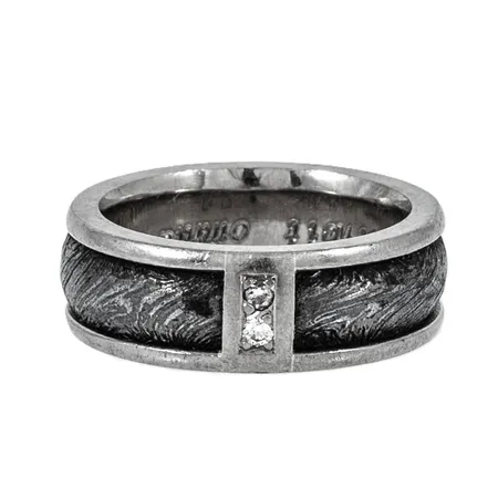Ring med damaskusstål och 2 x ca 0,01ct briljantslipade diamanter stl:15¾ bredd 6,5mm höjd 2,3mm, gravyr, vitguld 18K 8,3g. 