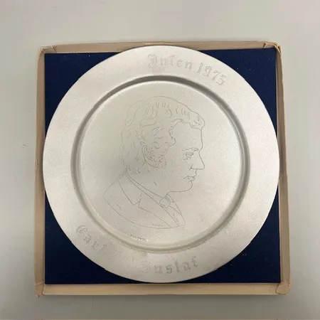 Minnestallrik Carl XVI Gustaf Julen 1973, Ø21cm, numrerad 362/1500, Lagerströms Fabriks Aktiebolag Stockholm 1973, silver 830/1000  Vikt: 309,6 g