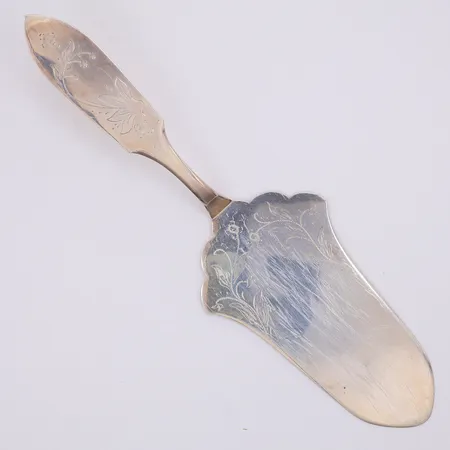 Tårtspade modell Tornedal Lejons Silversmide år 1967 22cm, repig på spaden, 830/1000 silver Vikt: 67,1 g