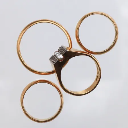 Fyra ringar med gravyrer samt defekter, 18K Vikt: 23,7 g