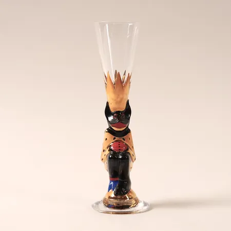 Snapsglas djävul Nobel, Gunnar Cyrén för Orrefors, guld, 4cl, höjd 16cm, handmålat glas, signerad och etikettmärkt 