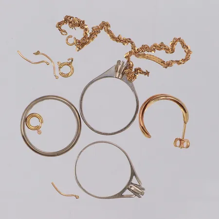 Tre ringar och 1 udda örhänge, delar av guld, defekt, saknar stenar, gravyr. 18K Vikt: 8,7 g