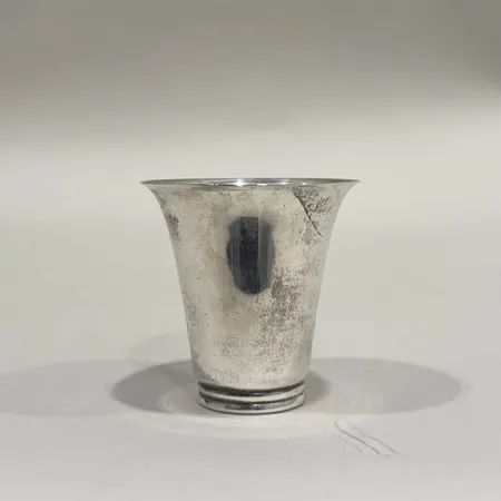 Bägare höjd 6cm förgylld insida, repig undertill, silver 830/1000 Vikt: 23,3 g